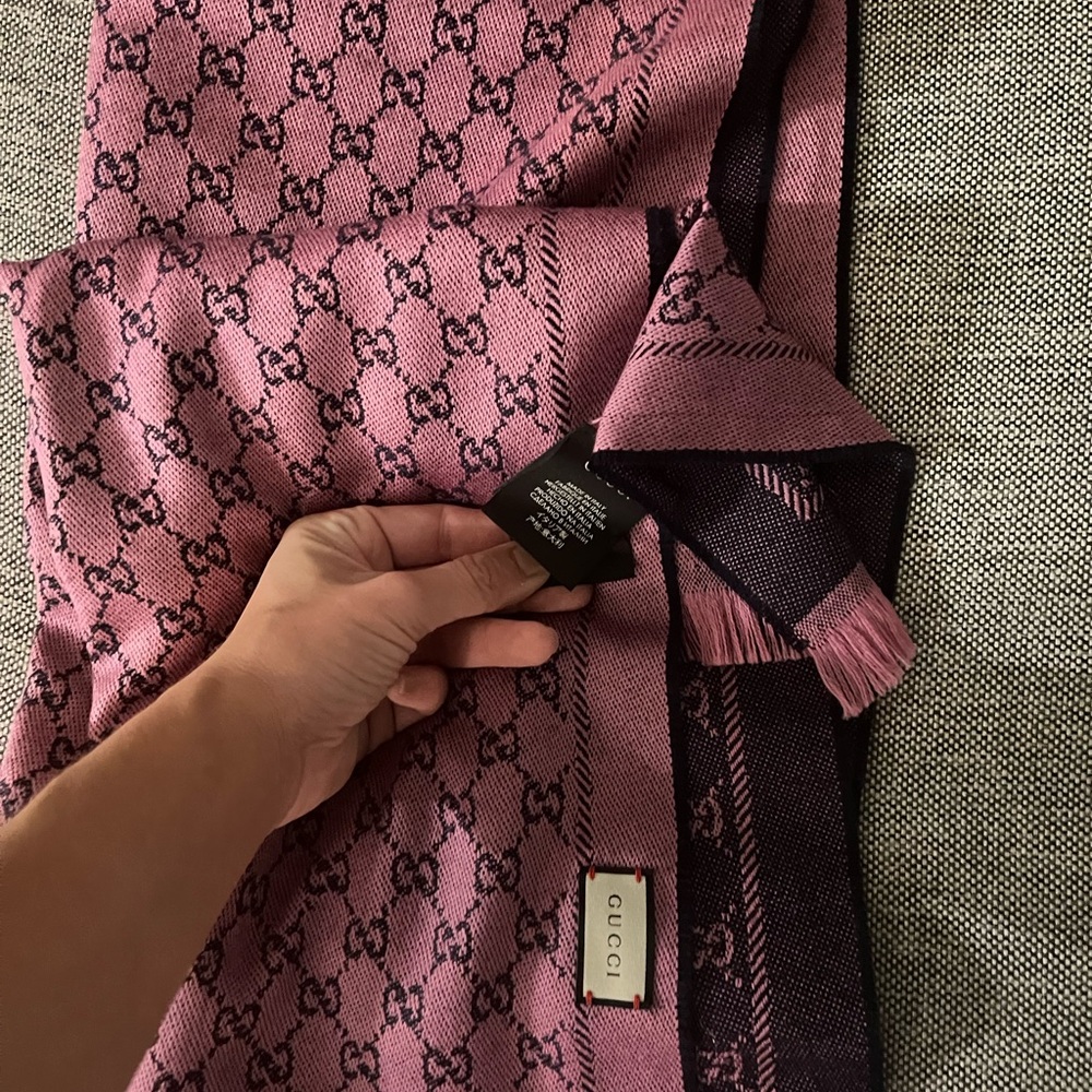 - Gucci reversible scarf - Picture 2 of 8